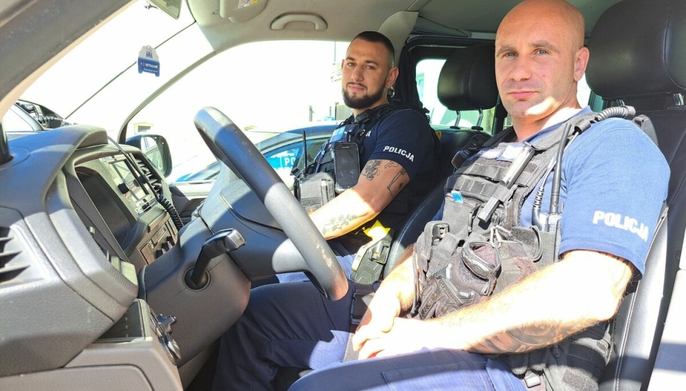 HJELPERNE: Politibetjentene Damian Wohlfeil og Daniela Czepek hjalp sjåføren fri fra hodet-i-klemme-situasjonen forrige uke i Polen.