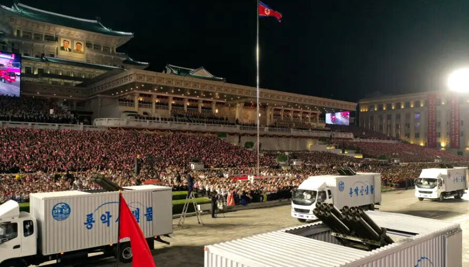 CONTAINERE: Sivile containerbiler med sivile containere med rakettsystemer ble vist