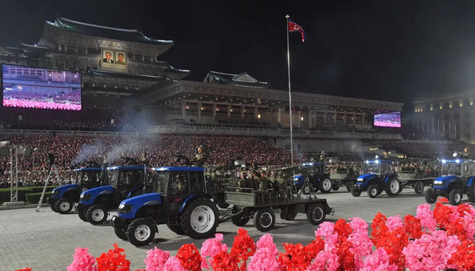 BØNDENES FORSVAR: Sivile traktorer trakk tilhengere med antitank- og luftvern-systemer i paraden.