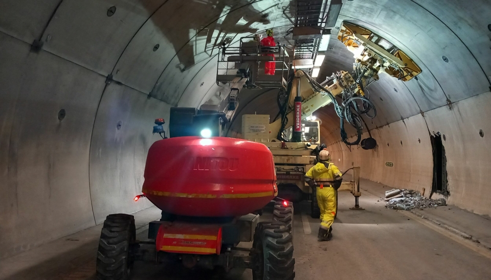 SKADE: For å få byttet ut de skadde veggelementene i Nøstvettunnelen, må først flere takelementer fjernes – en omfattende reparasjonsjobb.