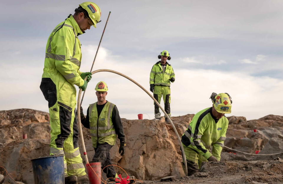 HYPEX BIO: Bergsprengningsleder Dan Ole Stensvik utfører lading med Hypex Bio sammen med resten av sprengningslaget.
