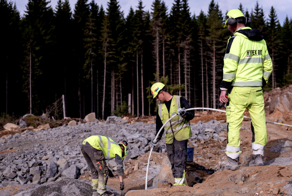 LADING: Bergsprenger Andreas Meslo Altrichter utfører lading med Hypex Bio sammen med Vegard Karlsen (Hæhre) og Vegard Strandvik (Hypex Bio).