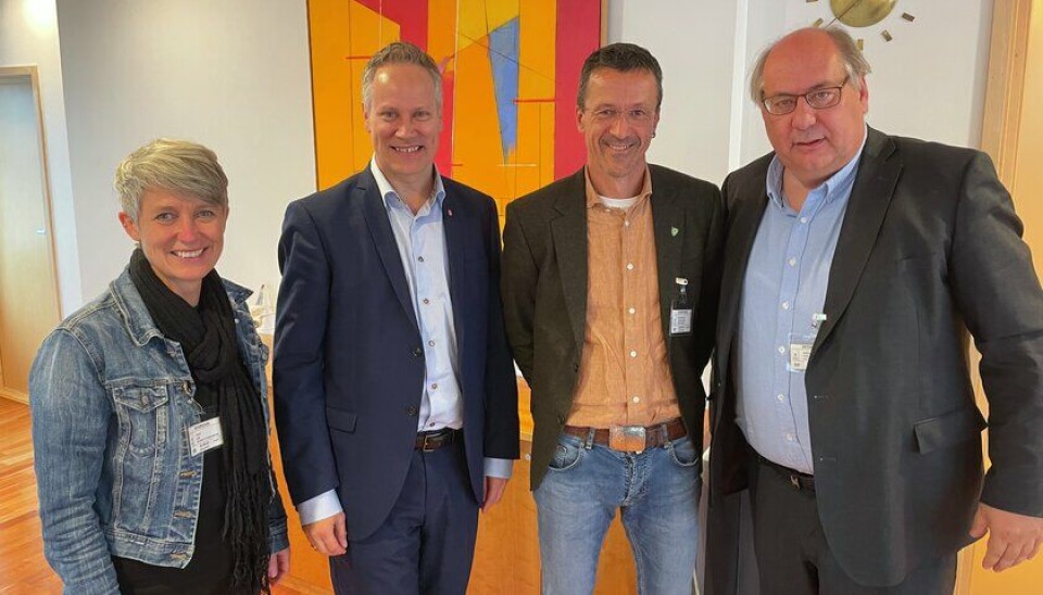 BESØK: Fylkesordfører Aud Hove, fylkesvaraordførerer Per-Gunnar Sveen og Øyer-ordfører Jon Halvor Midtmageli møtte i dag samferdselsminister Jon-Ivar Nygård for å presentere regninga for brukollapsen på Tretten.
