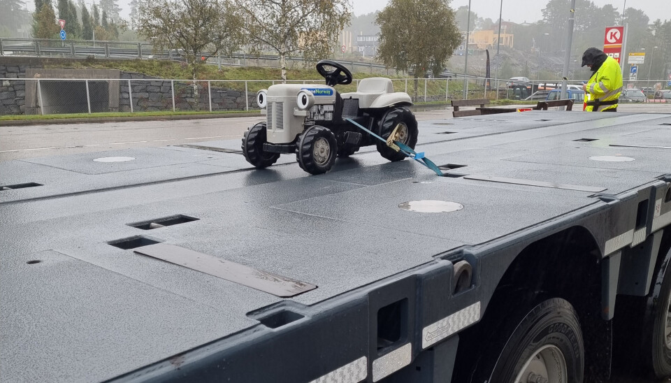 GRÅTASS: En leketraktor til å trekke på smilebåndet av når denne tungbilen ellers kjørte tom.