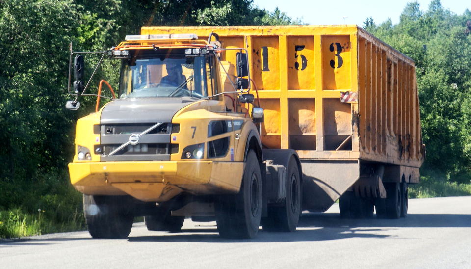 TUNGE LASS: Mesteparten av skrapet kommet sjøveien, og blir fraktet til smelteverket via en egen tungtransportvei mellom havna og Mo Industripark.
