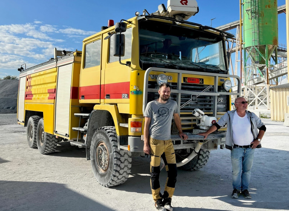 FLYPLASSBRANNBIL: Verdalskalk gir denne brannbilen til Ukraina. Fra venstre: Joakim Sandodden og Odd Steinar Rønne.