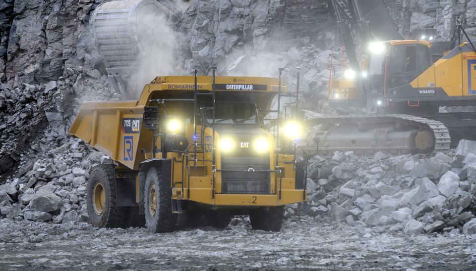 SELVKJØRENDE: Autonom tipptruck lastes opp hos Romarheim på Eikefet.