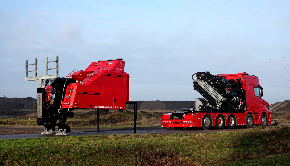 This Scania is a crane truck, tow truck and can pull semitrailers.