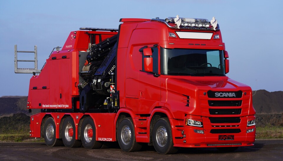 Crane truck and tow truck in one