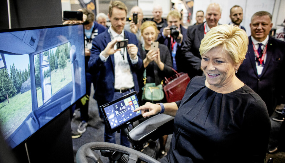 POLITIKER: Siv Jensen trener på å kjøre lastebil i simulator. Bilde fra messa i 2019.