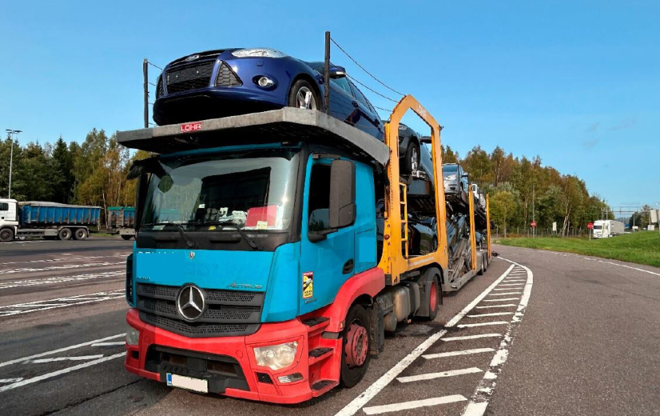 TRAFIKKFARLIG TRANSPORT: Løs last og manglende bremser.