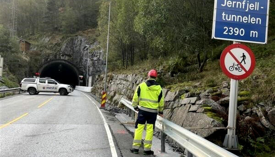 Statens vegvesen jobbet med å få oversikt over skadene etter bilbrannen i Jernfjelltunnelen onsdag kveld.