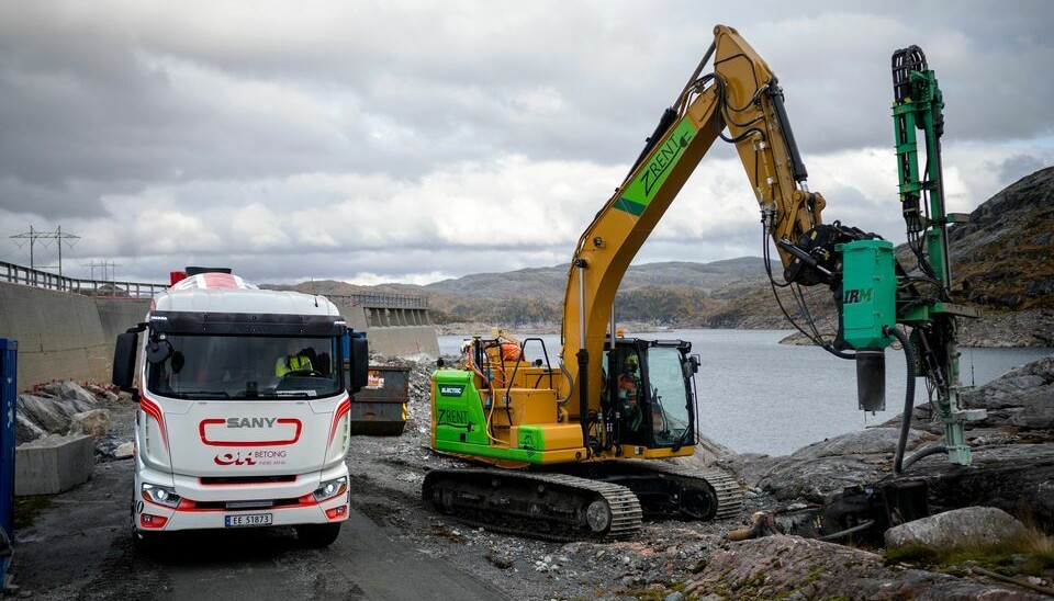 ELEKTRISK: Betongen blir transportert ni mil fra Arna, og det krevde installasjon av hurtiglading på fjellet for å unngå at anleggsbilene skulle gå tomme for strøm.