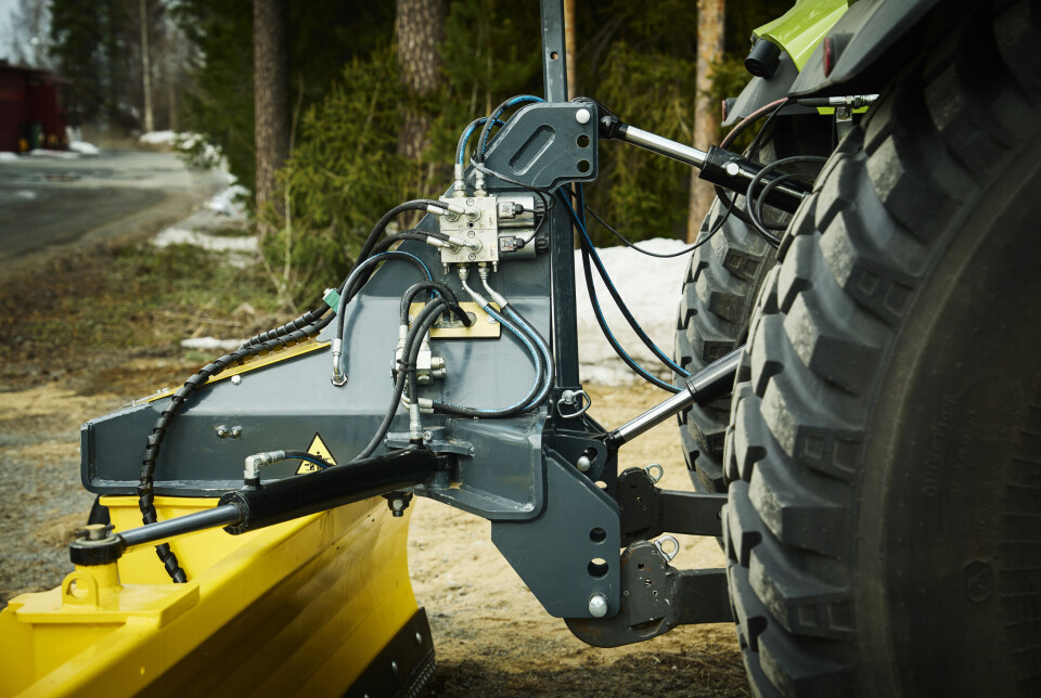 HYDRAULISK: Skjæret kobles til traktorens trepunkt, med et hydraulisk toppstag for å justere angrepsvinkelen, og også en hydraulisk sylinder for å legge trykk på skjæret.