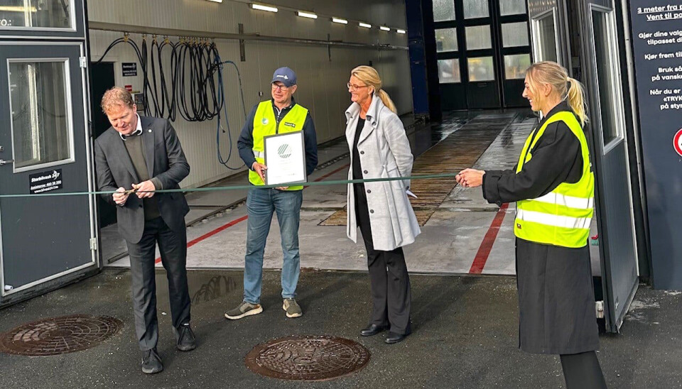 ÅPNING: Kommunal- og distriktsminister, Sigbjørn Gjelsvik (Sp), deltok under åpningen av Storbilvask 24/7, sammen med Terje Fatland, daglig leder i Bilvask 24/7, og Cathrine Pia Lund, administrerende direktør i Svanemerket.