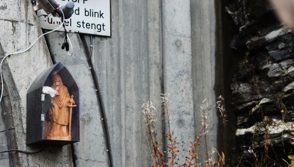BESKYTTER: St. Barbara-statuen skal stå ved tunnelinngangen frem til avslutning av arbeidene.