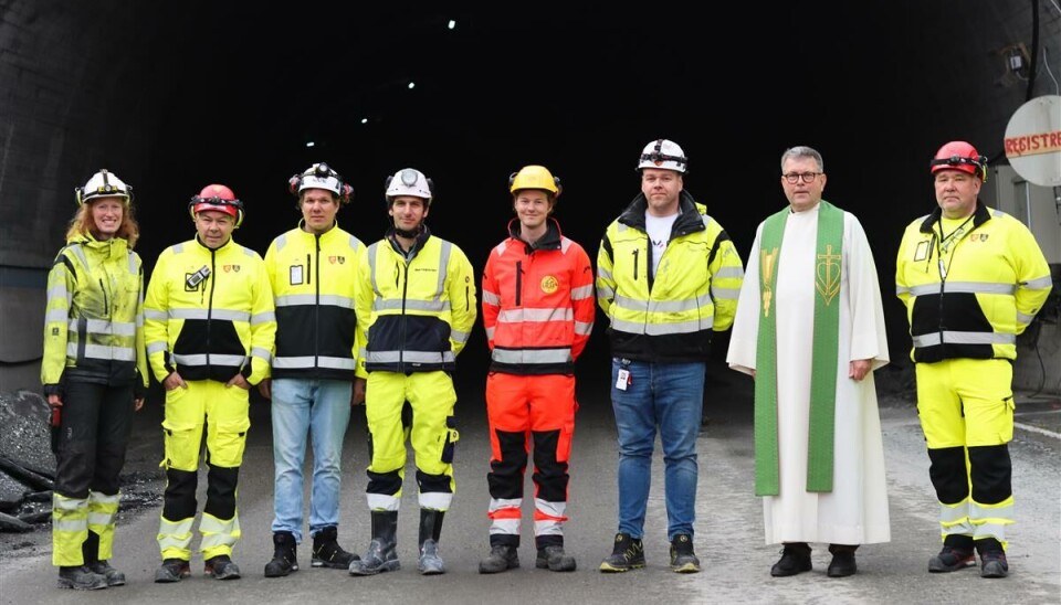 OPPSTILLING: Representanter fra Troms og Finnmark fylkeskommune, entreprenøren, og underentreprenøren, samt domprost Stig Lægdene smiler etter utført velsignelse og sprengning.