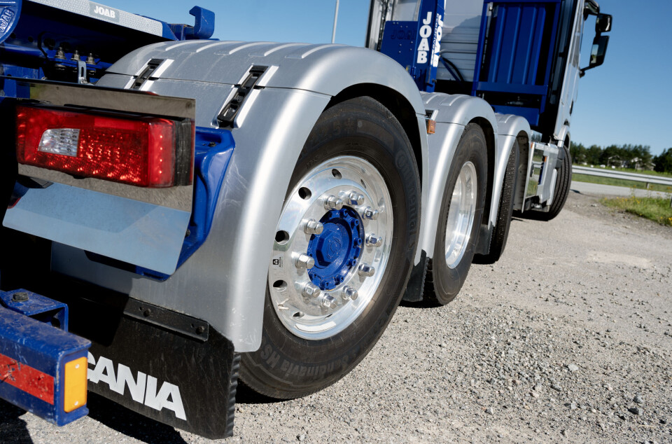SVING PÅ TO AV TRE: Scania kan nå levere en fireakslet løsning hvor to av de tre bakakslene er styr- og løftbare som standrad. Den fremre av dem er en styrt pusher, mens den bakre er en styrende boggiaksling.