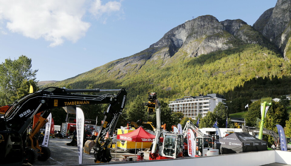 LEGENDARISK: Med Alexandra Hotell i bakgrunnen i vakre Loen og maskiner nede på plassen foran hotellet, da vet man at det er Loendagene.