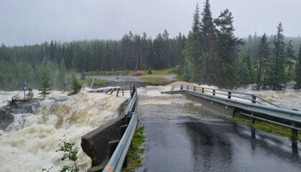 ØDELAGT AV VANN: Slik så Mønin bru på fylkesvei 2478 i Nord-Aurdal ut da Åbjøra gikk over sine bredder. Veien er delvis borte. Det vil ta tid å bygge den opp igjen.