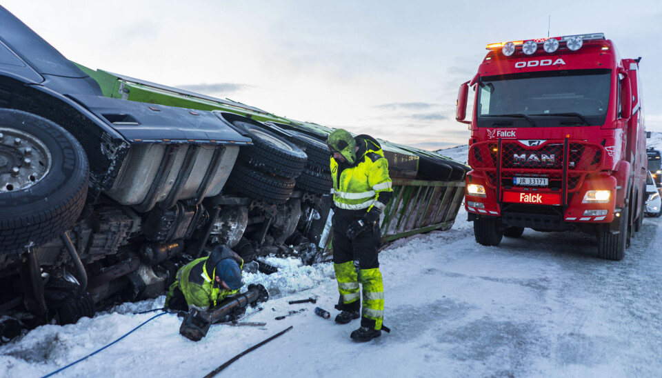 VOGNTOGVELT: Thord og Terje i ferd med å berge et veltet vogntog i åttende sesong av Vinterveiens helter.