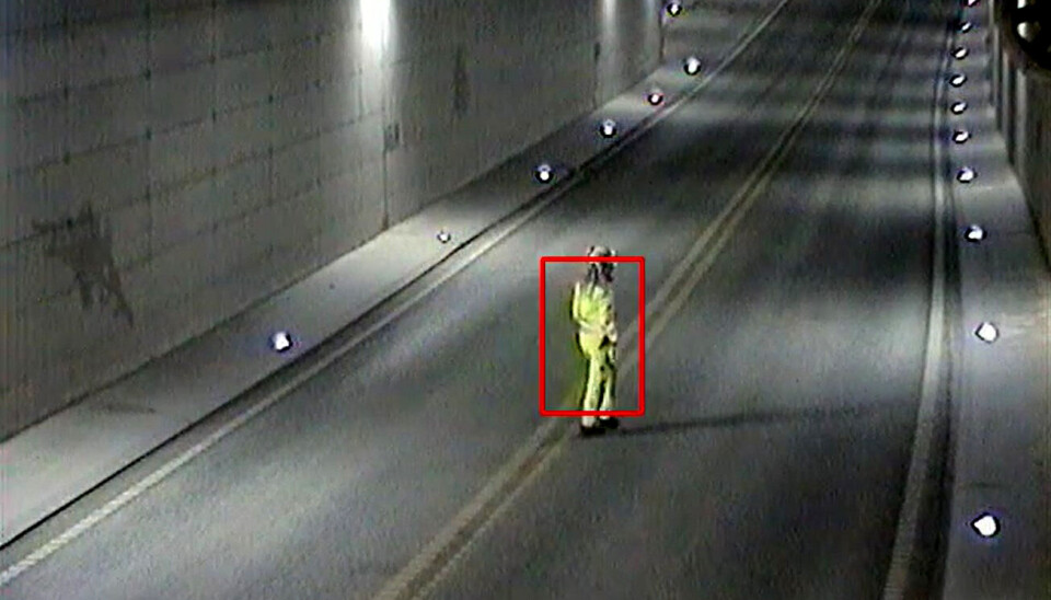 VARSLER: Her oppdager kunstig intelligens en fotgjenger i Skansentunnelen. Når AID-systemet oppdager et ukjent objekt – slik som en fotgjenger – fremheves objektet med en rød boks. Det er denne direkte videostrømmen som blir sendt til VTS, som deretter bekrefter om varslet er reelt eller ikke, ved å sjekke hva systemet har valgt å fremheve.