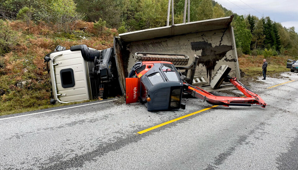 VELTET: Det sto en gravemaskin på lasteplanet på kranbilen da den veltet. E39 var stengt i nær fem timer under bergingen 1. oktober.
