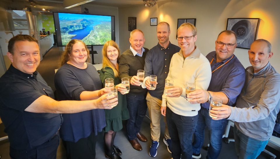 VANN I FOKUS: Prosjektet skal sikre rent drikkevann til innbyggerne i Ålesund og omkringliggende kommuner. Fra venstre: Byggeleder Terje Melseth, prosjektleder Marthe Therese Strømme, kommunalsjef samfunn Sol Berntsen Slinning og virksomhetsleder Arve Olav Bang fra Ålesund kommune, distriktssjef avd. Stranda Bernt Lervåg, assisterende prosjektleder Vegar Grønstadt, distriktssjef avdeling Ålesund Geir Roar Rødseth og kalkulasjonsleder Vegard Solheim fra Peab.