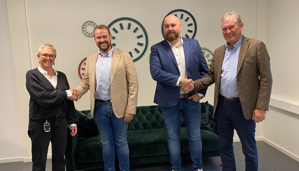 SIGNERING: F.v: Tove Stuhr Sjøblom, adm.direktør i Noahs datterselskap Noah Solutions, som drifter på Langøya, Svein Ove Vetrhus, styreleder i Sørum Transport, daglig leder Jens Stian Johansen i Sørum Transport og Anders Lægreid, konsernsjef i Noah under signeringen av samarbeidsavtalen.