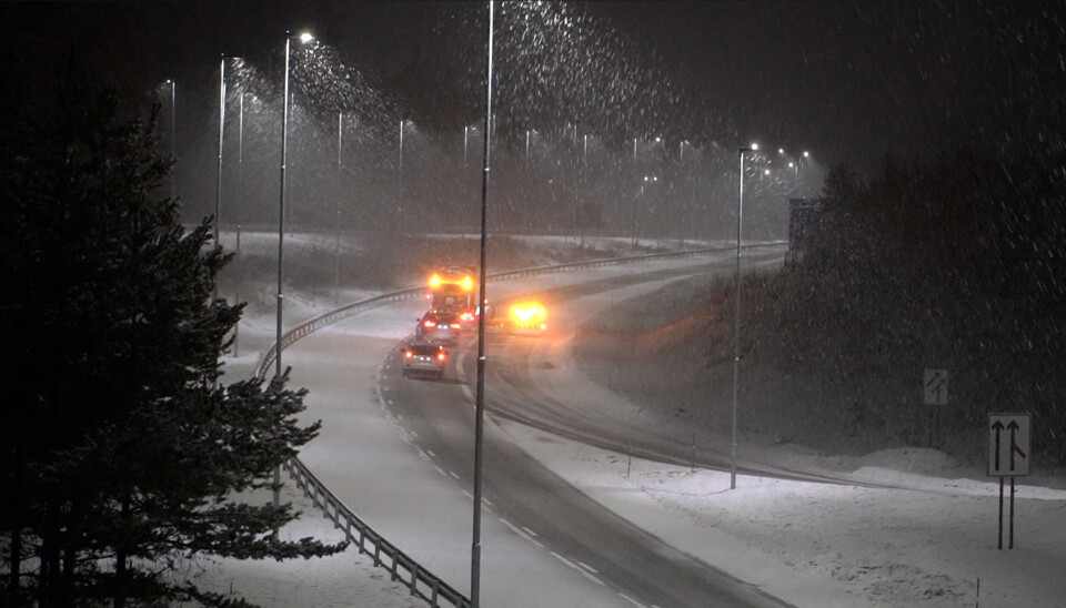 SNØ: Når snøen kommer, er det vinterdekk som gjelder. Som her på E6 sør for Hamar ved et snøfall forrige vinter.