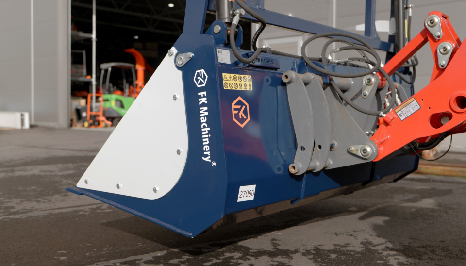 SKUFFE: FK Machinery-produktlinjen består av blant annet skuffer, skogsklyper, rundballeklyper, foringsklyper, samt utstyr for snørydding.