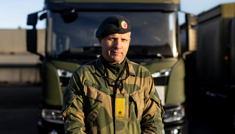 FORNØYD: Tomas Beck, sjef Landkapasiteter i Forsvarsmateriell, er fornøyd med å motta Scania-vogner for videre levering til Forsvarets avdelinger.