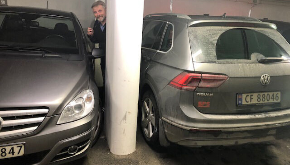 TRANGT: Det må også være mulig å kunne forlate bilen etter at man har parkert. Derfor må det være minst en halv meter fri plass mellom bil og søyle.