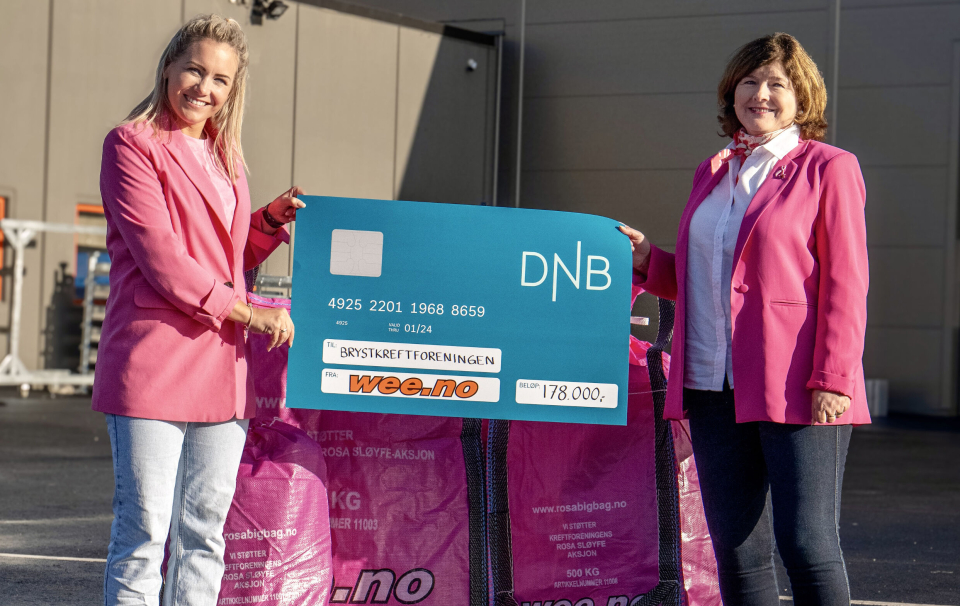 ROSA: Markedssjef i Wee.no, Vivian Wee Flatnes (t.v.) overrekker pengesummen, etter salget av rosa storsekker, til styreleder for Brystkreftforeningen Haugaland, Olaug Mortensen.