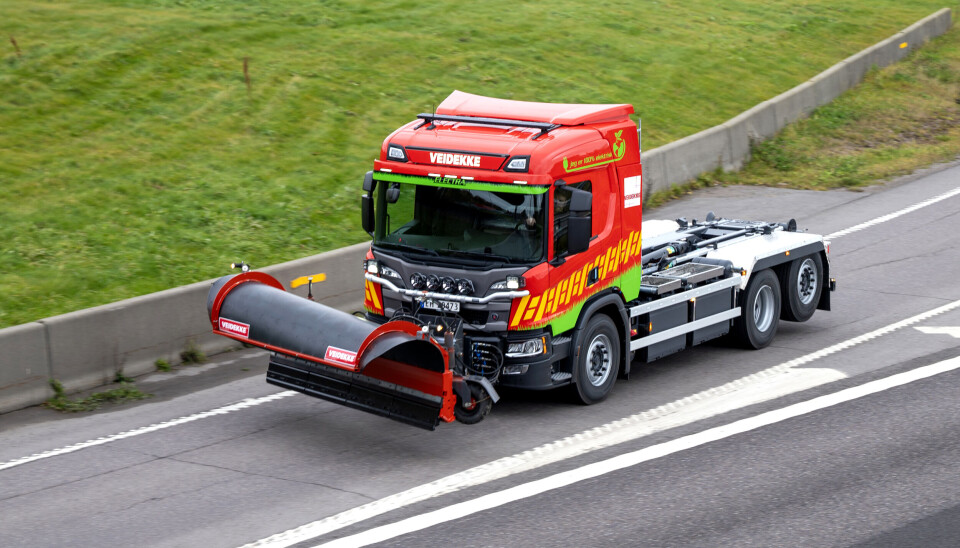 TEST: Denne Scania 25P-krokbilen er den første som skal brukes til brøyting i Skandinavia, ifølge Norsk Scania. Entreprenør Veidekke skal drifte riks- og europaveiene i Vestfold og Telemark og skal teste hvordan elbil fungerer i praksis på denne kontrakten.