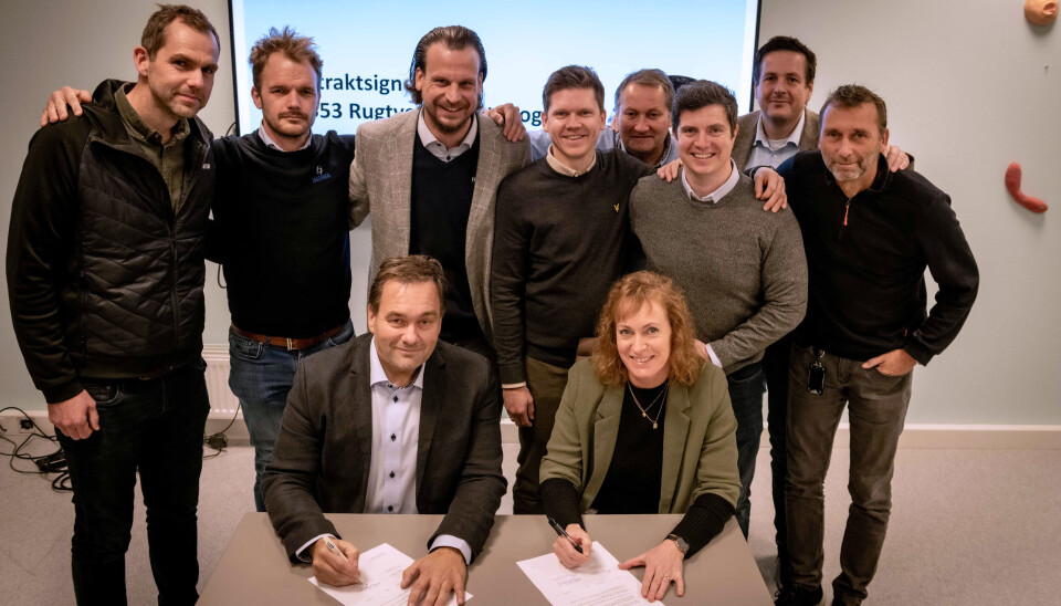 SIGNERING: Høytidelig kontraktsignering. Bak, f.v.: Øystein Bondal (Contur), Christian Nikkerud (Isachsen), Wolfgang Mysliwietz (Hæhre), Lars Lund, Bjørn Egil Strandskogen, Thomas Stensen-Christensen, Øystein Brinck og Tommy Paulsen (alle VTFK). Foran: Asle Ståland (Hæhre) og Helene Byre (VTFK).