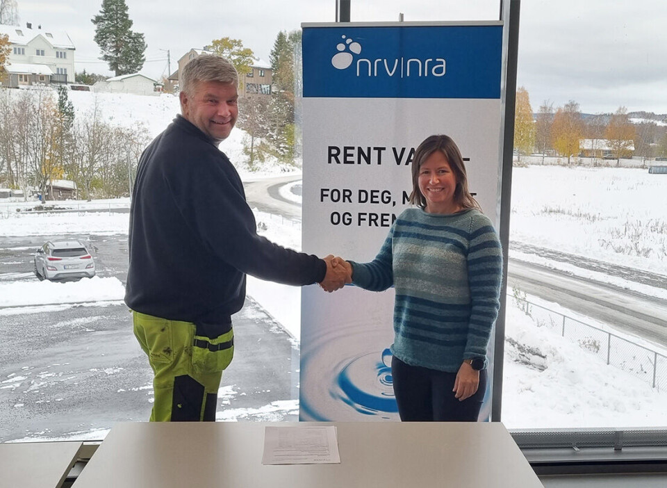 Anders Ragnhildrød (Prosjektleder AOL), og Trine Lunde (Prosjektleder NRVA) inngikk kontrakt for bygging av vannledning.