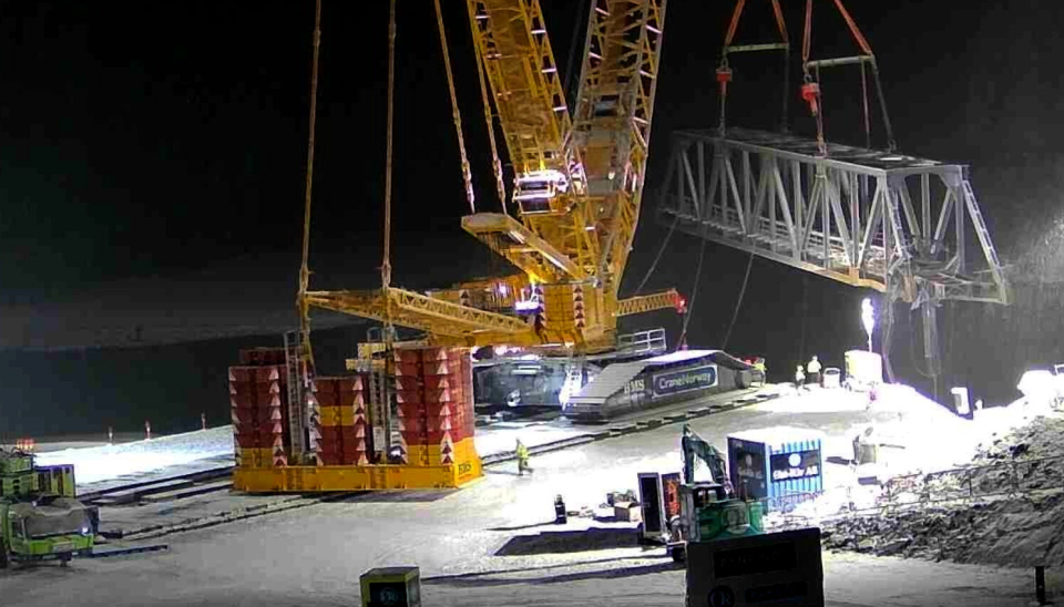 270 TONN: Her løftes det andre av to bruelementer fra Randklev bru på Dovrebanen opp av Gudbrandsdalslågen. De store dimensjonene på krana, blir tydelige når man ser personen som går ved motvektsloddene.