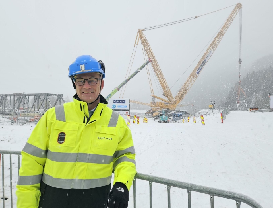 TOPPSJEFEN PÅ PLASS: Konsernsjef i Bane Nor, Thor Gjermund Eriksen, var ved Randklev bru for å se det siste av to bruelementer bli løftet på land.