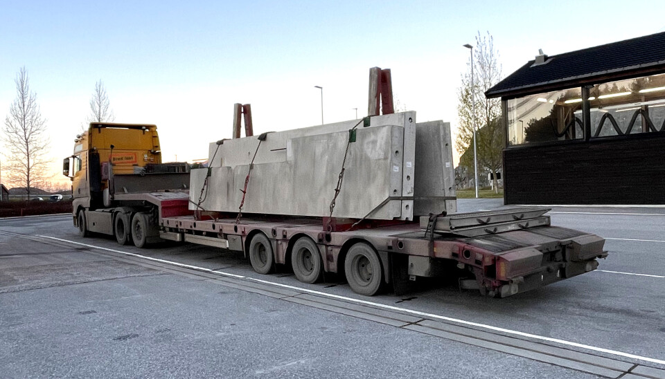 MATAUK: Sjåføren sikret seg middag, i form av fire fisker, da det ble klart at vogntoget hav kjørte kom til å bli stående med hjullås en stund