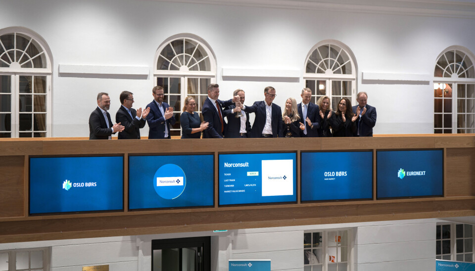 BJELLEKLANG: Representanter fra Norconsult fikk ringe i bjella ved åpningen av Oslo Børs i dag.