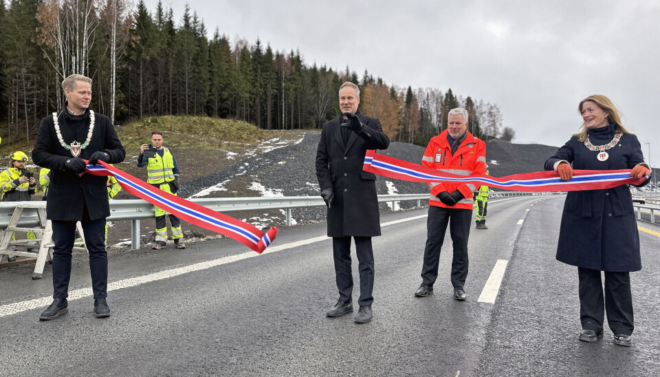 ÅPNING: Samferdselsminister Jon-Ivar Nygård (i midten) og ordførerne Harald Tyrdal i Lunner og Gunn Elisabeth Alm Thoresen i Gran under båndklipping med assisterende vegdirektør Ove Myrvåg.