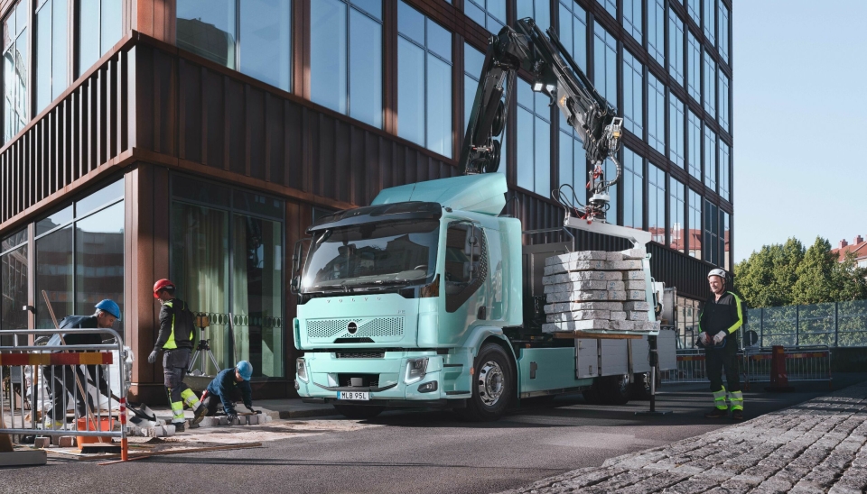 OPPDATERT: Volvos oppdaterte mellomtunge elektriske lastebiler er designet for bynære miljøer – og gjør det mulig med trygg og utslippsfri transport og logistikk i byer.