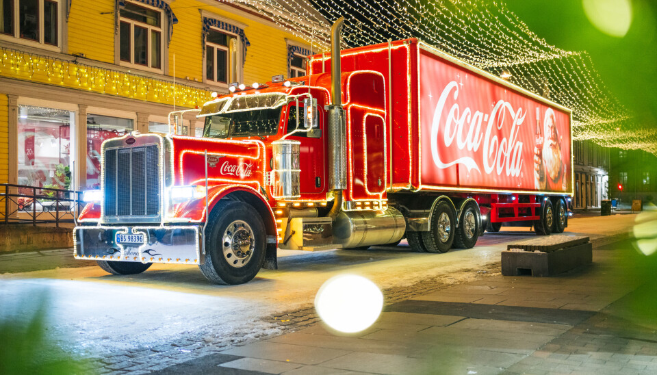 COCA-COLA: Her er en godt opplyst trekkvogn med semitrailer i Tromsø et tidligere år.