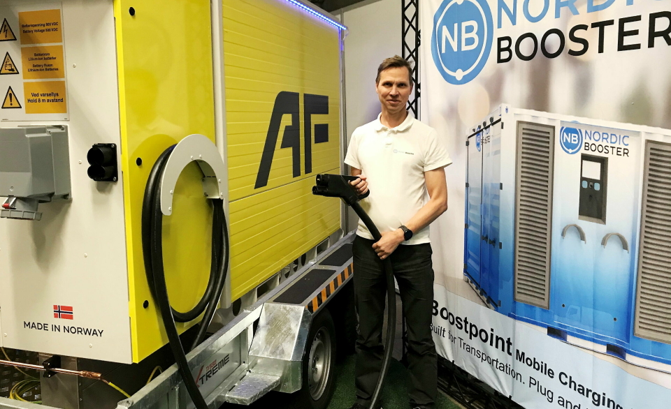 PROTOTYPEN: Jannik Stanger med hurtigladerpistol til selskapets første mobile 300 kWt HummingBird mobile ladeenhet som går til AF Gruppen.