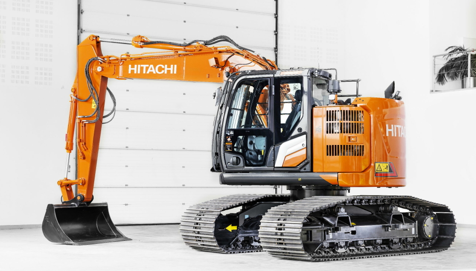FRA FABRIKK: Hitachi-maskinen er spesialtilpasset bruk i skogen, og leveres ferdig fra fabrikk.