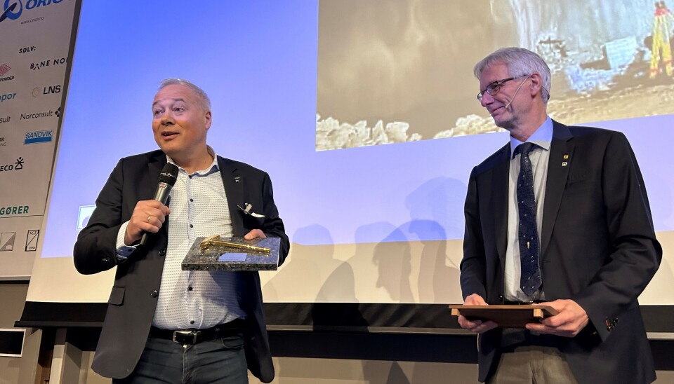 SATT PRIS PÅ: En rørt Frode Nilsen mottar gullfeiselen fra styreleder Amund Bruland i NFF under «Fjellsprenger’n» i Oslo torsdag.