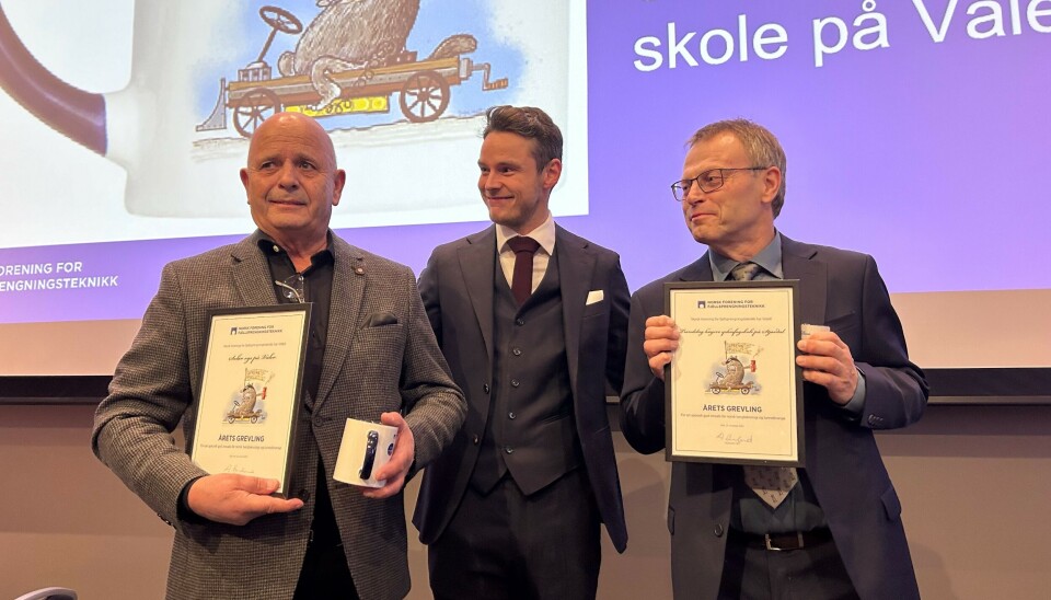 GREVLINGER: Knut Erik Aalberg, anleggsplanlegger hos Solør videregående (til venstre) og Hans Tore Mikkelsen, lektor ved Trøndelag høyere yrkesfagskole avdeling Stjørdal (til høyre), mottar det synlige beviset på at de er «Årets Grevling».