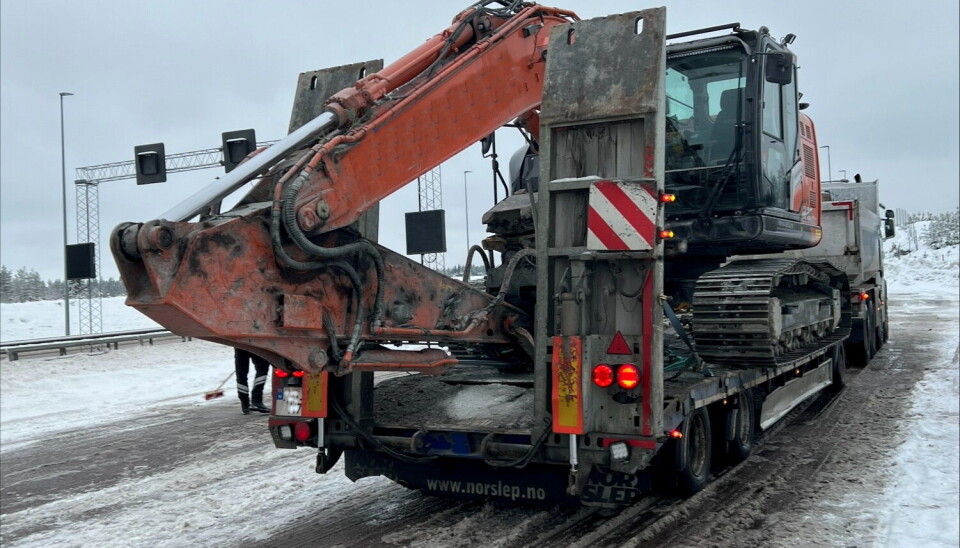 OMLASTING: Med over 17-tonns overlast måtte denne transporten lastes om før ferden kunne fortsette.