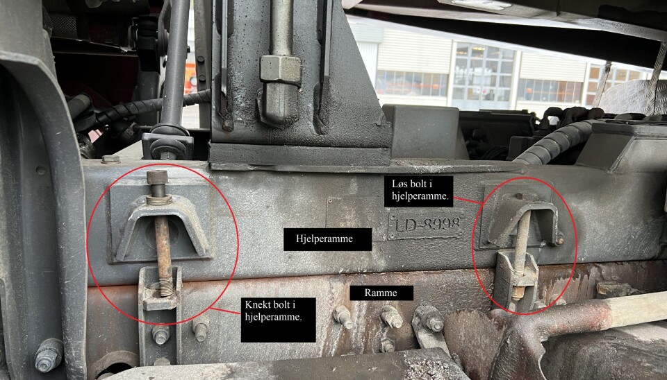FARLIG: Med knekte og løse bolter som holder hjelperammen ble en tippbil stoppet.